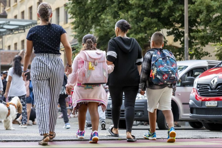 Für Eltern, welche ihre Kinder mit dem Auto zur Schule bringen, soll es zwei spezifische Halteplätze geben. (Symbolbild)