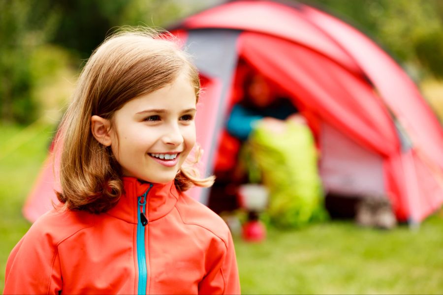 Glückliches Mädchen, Zelten, Camping