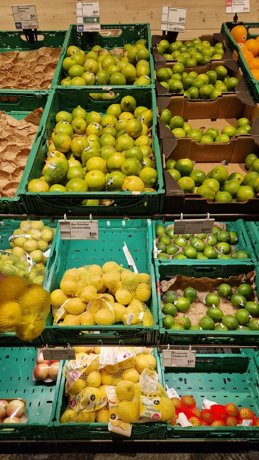 «Die grüne Farbe der Zitrone während des Sommers ist natürlich. Die Färbung hängt von den Temperaturschwankungen zwischen Tag und Nacht ab», erklärt Coop.