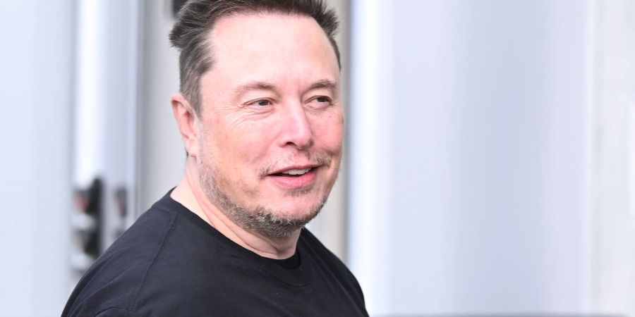 Elon Musk will sich des hohen Krankenstands im Tesla-Werk in Grünheide annehmen.