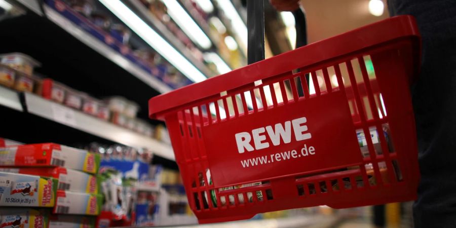 In einigen Filialen der deutschen Supermarkt-Kette Rewe müssen Kundinnen und Kunden nicht mehr an der Kasse warten.