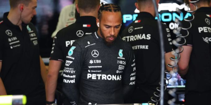 Schlechte Nachrichten für Lewis Hamilton und sein Team: Der Brite muss aus der Boxengasse starten. Lewis Hamilton