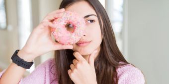 Frau mit Donut