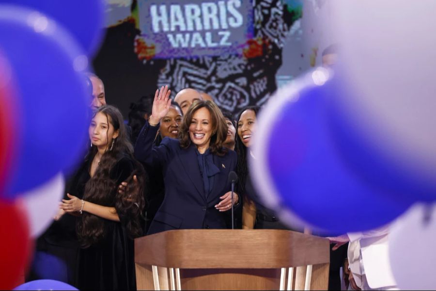 So wird es auch als möglich angesehen, dass Kamala Harris vom Rückzug profitieren könnte.