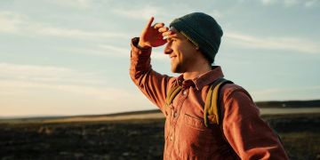 Mann geniesst den Ausblick im Freien