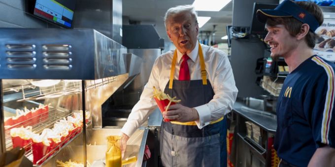 Donald Trump bediente bei einem Besuch im Swing State Pennsylvania Kunden in einer McDonald's-Filiale. donald trump