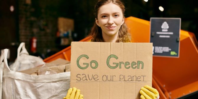 Mädchen mit Schild: Go Green.