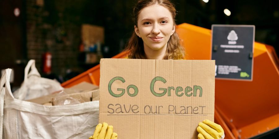 Mädchen mit Schild: Go Green.