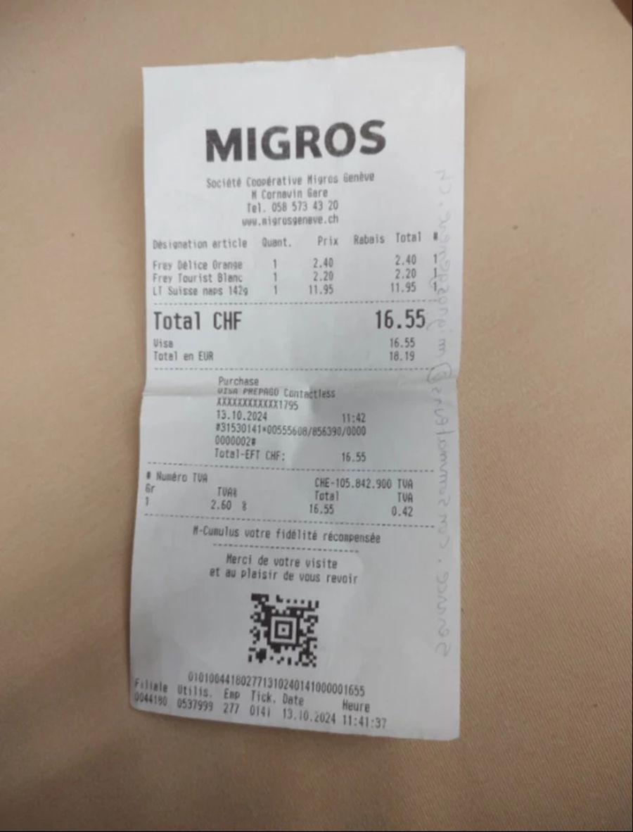 Renan de Araujo ist hässig auf die Migros: Weil er beim Schoggi-Kaufen die Papiertasche nicht einscannte, wurde er gebüsst.