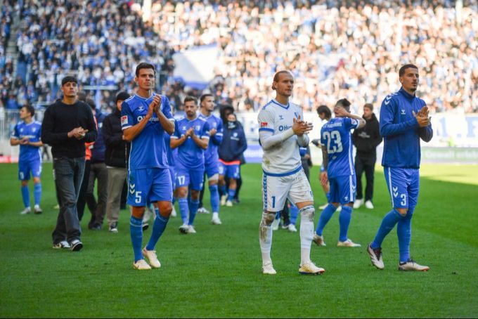 Die Spieler des FC Magdeburg bedanken sich nach dem Remis bei ihren Fans. fc magdeburg