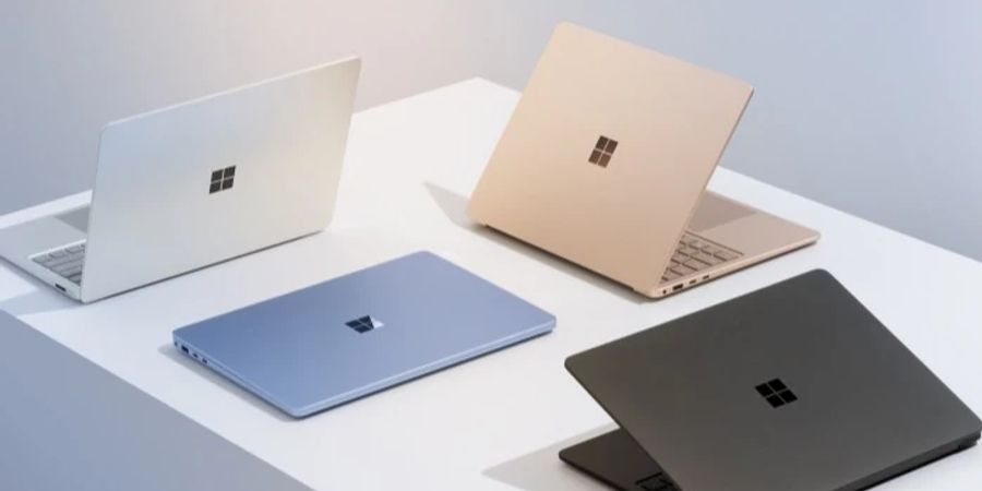 Verschiedene Farben Microsoft Surface Laptop 7 auf einem weissen Tisch