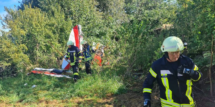 In diesem Wrack eines Kleinflugzeugs ist am Morgen in Gütersloh der 67 Jahre alte Pilot ums Leben gekommen.