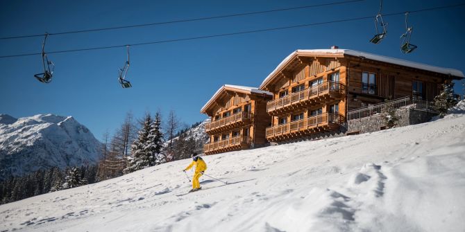 Skifahrer vor Arula Chalet