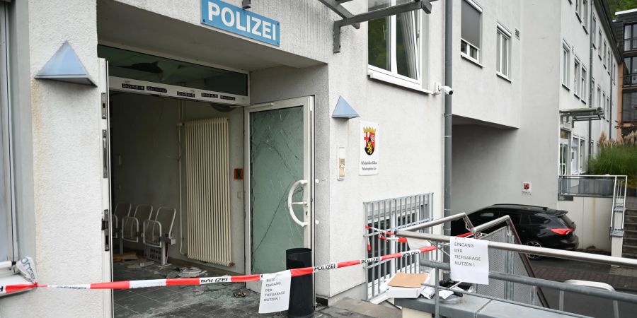 Macheten-Angriff auf Polizeiinspektion in Linz am Rhein