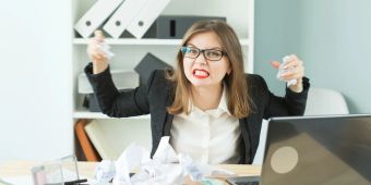 Wütende Frau in Büro