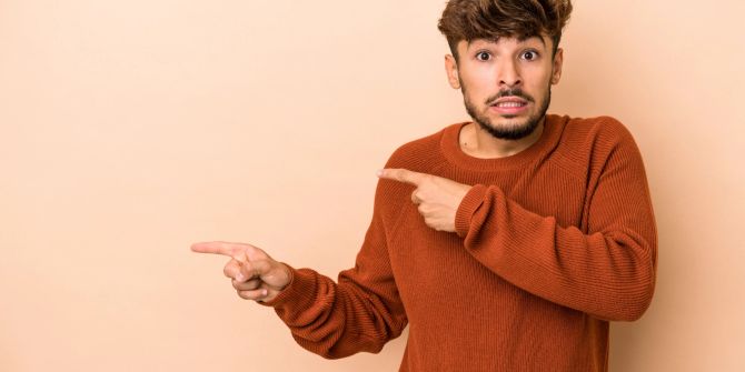 Mann zeigt in eine Richtung