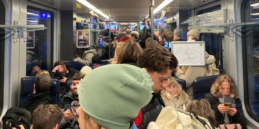 Auch in den Berner S-Bahnen herrschte dichtes Gedränge.