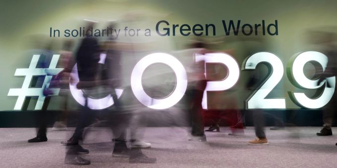 Menschen gehen durch das Konferenzgebäude in dem der UN-Klimagipfel COP29 statt findet. Weltklimakonferenz COP29 in Baku