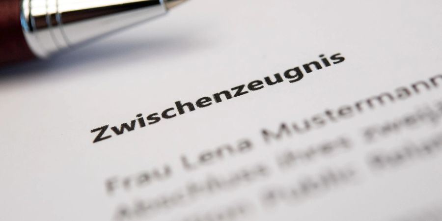 Wer das sinkende Schiff ohnehin schnellstmöglich verlassen will, kann auch nach einem Zwischenzeugnis fragen.