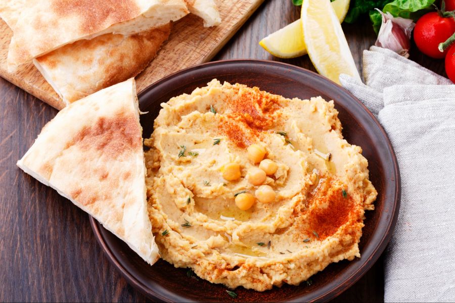 Hummus mit Brot