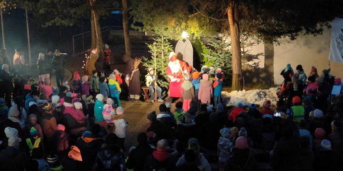 Der «Zuger Chlaus» auf dem Schulhausplatz Eggeli umringt von Kindern und deren Eltern. Chlaus-Besuch