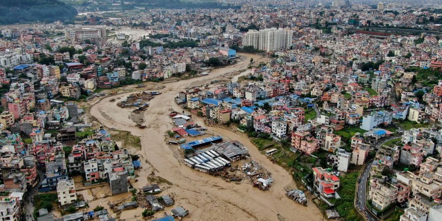 Nach starken Regenfällen in Nepal wälzen sich Schlamm- und Wassermassen durch das Kathmandutal. (Bild Archiv)