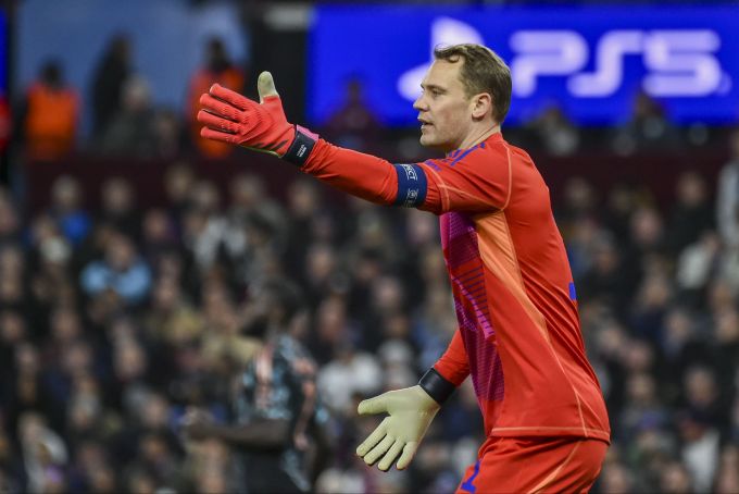 Manuel Neuer steht beim 0:1 des FC Bayern München gegen Aston Villa im Mittelpunkt. FC Bayern München