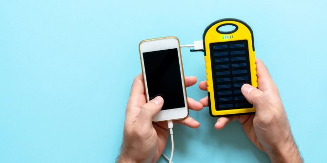 Smartphone und Solarladegerät