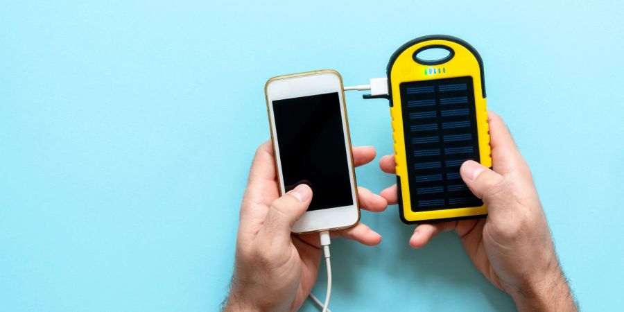 Smartphone und Solarladegerät