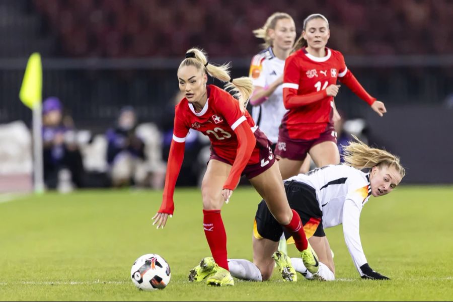 Die Schweizer Frauen-Nati spielt gegen Deutschland lange Zeit gut mit.