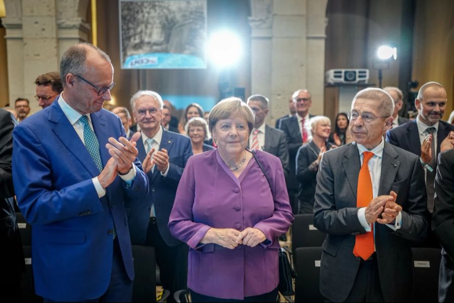 Laut Berichten musste er sich einer Krebsbehandlung unterziehen.