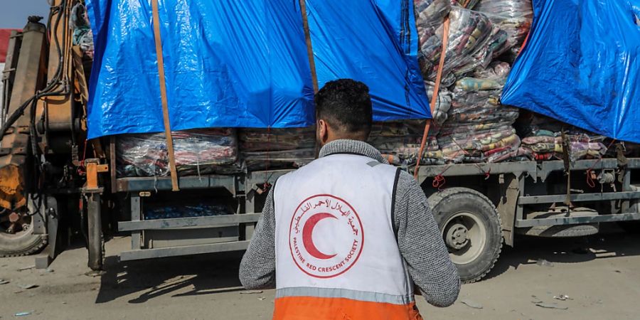 ARCHIV - Hilfsgütertransporter am Grenzübergang Kerem Schalom zwischen Israel und dem Gazastreifen. Foto: Abed Rahim Khatib/dpa