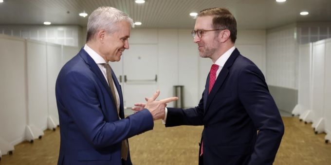 Bundesrat Beat Jans, links, diskutiert mit Conradin Cramer, seinem Nachfolger als Regierungspraesident in Basel-Stadt. Beat Jans