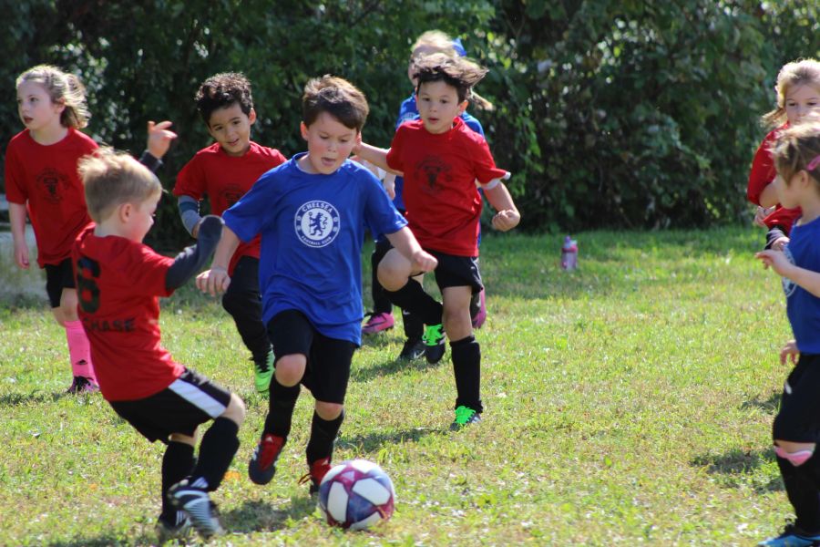 kinder spielen fussball