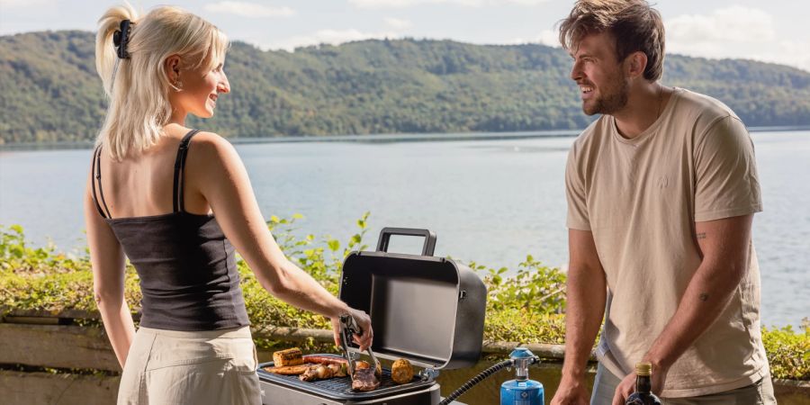 Für den sommerlichen Ausflug benötigen Sie einen tragbaren Grill.