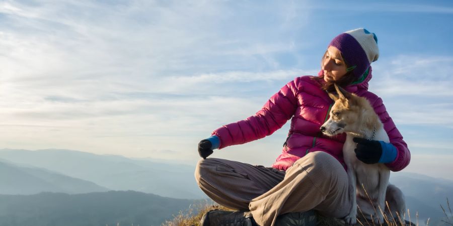 Frau und Hund auf Berggipfel