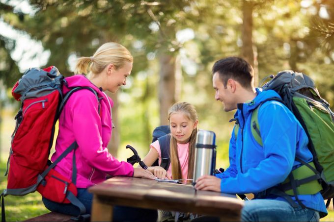 Rast machen - auch das gehört zum Wandern dazu. Familie macht Rast.
