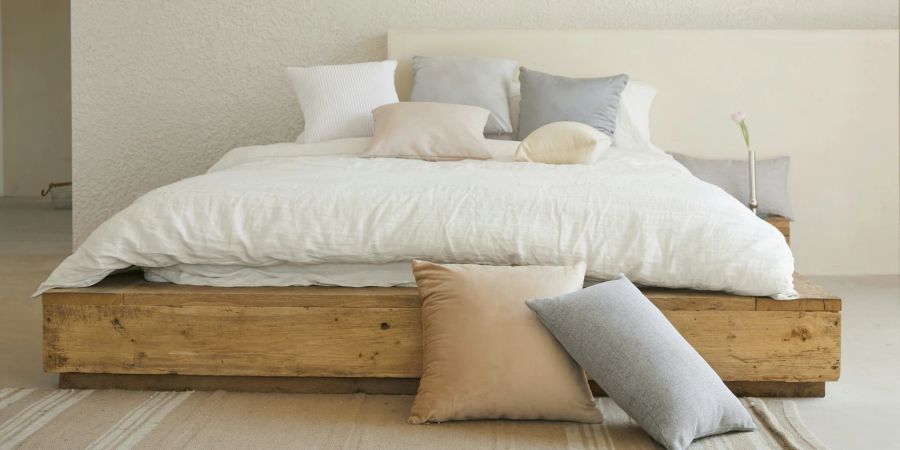 Ein Bett sollte immer einladend, sauber und frisch gemacht sein – dann schläft es sich darin auch gut.
