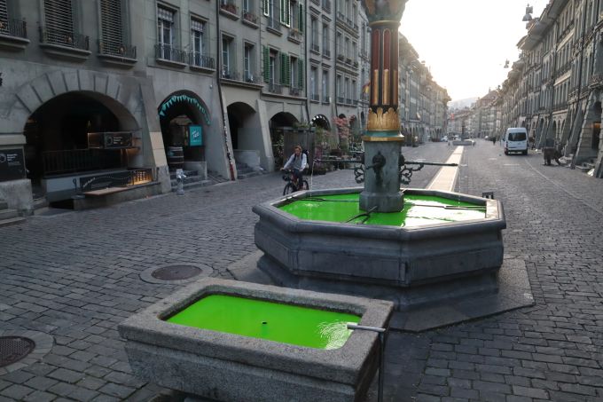 Ein ungewöhnlicher Anblick: Grün gefärbte Brunnen in der Berner Innenstadt. klimastreik schweiz