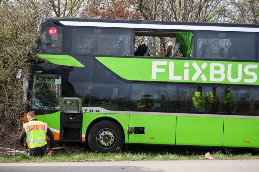 Der verunfallte Bus wurde mittlerweile aufgestellt. Darunter wurde mindestens ein Todesopfer gefunden.