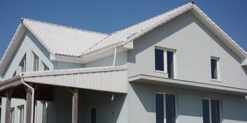 Haus mit weissem Dach