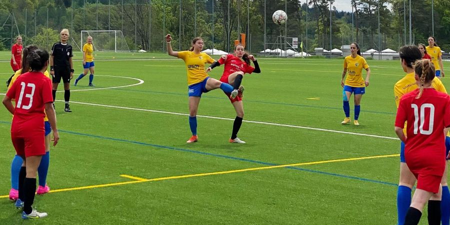 Die Damen des FC Küsnacht spielen gegen den FC Schlieren