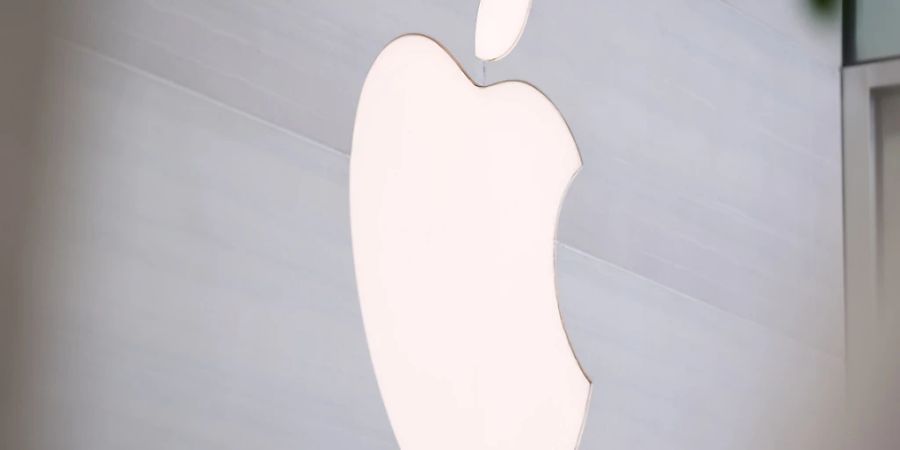 Apple erwägt einem Medienbericht zufolge den Einstieg ins Geschäft mit Roboter-Technik fürs Zuhause. Unter anderem hätten sich Apple-Ingenieure mit einem Roboter beschäftigt, der Menschen im Haushalt folgen könne, schrieb der Finanzdienst Bloomberg am Mittwoch. (Archivbild)