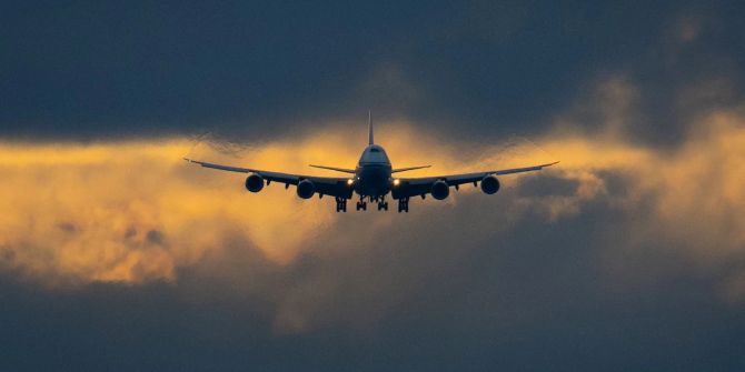 Flugzeug vor wolkigem Himmel