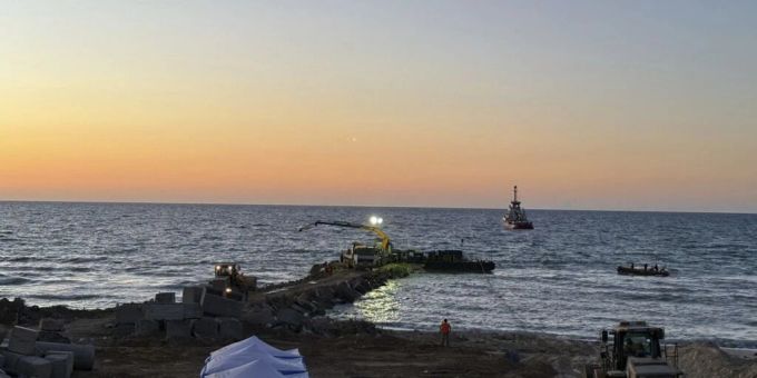Dieses Foto zeigt einen Kran beim Entladen von Lebensmittelpaketen in einem behelfsmässigen Hafen im Gazastreifen. (Symbolbild) Foto: Uncredited/World Central Kitchen/AP/dpa Hafen im Gazastreifen