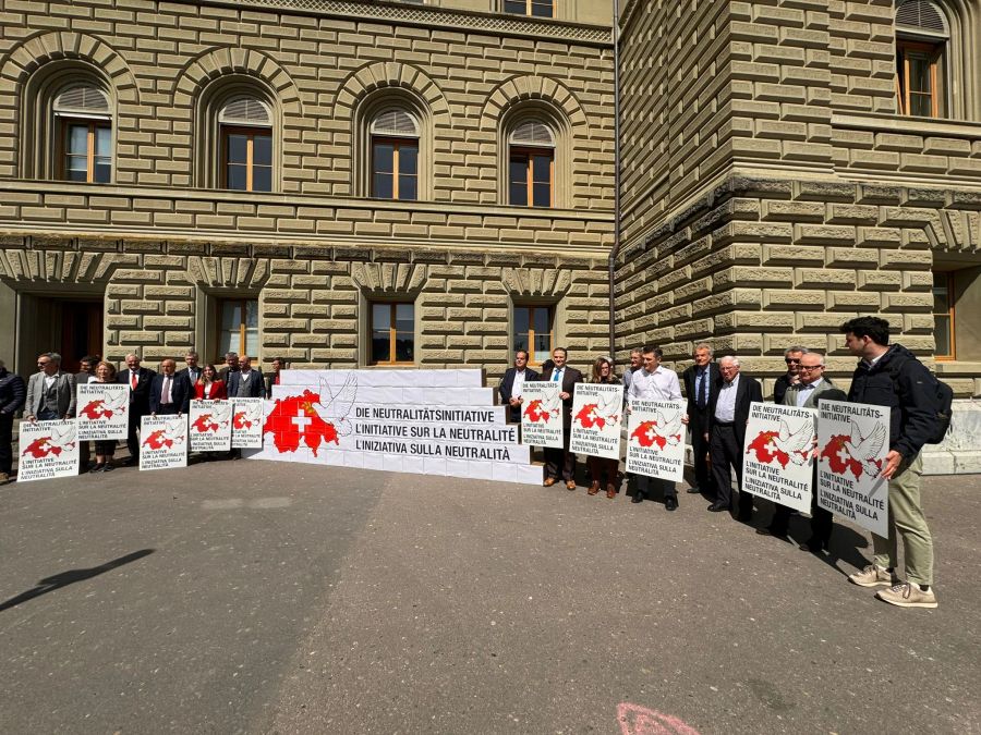 Die Unterschriften zur «Neutralitätsinitiative» werden bei der Bundeskanzlei in Bern eingereicht.