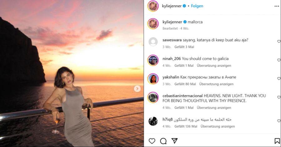 Kylie Jenner posiert vor einem Sonnenuntergang.