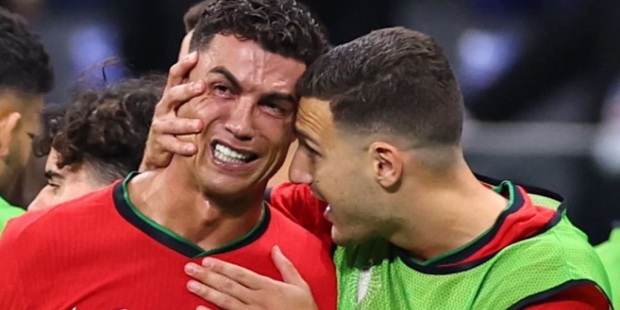 Ronaldo weint in der Pause der Verlängerung im Achtelfinal der EM 2024 bittere Tränen.