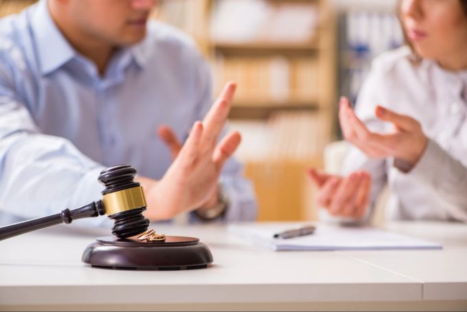 KI und Kaffeesatz genügen: Die Frau will die Scheidung. Paar vor offensichtlicher Scheidung