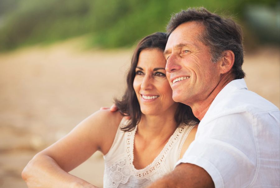 mann und frau am strand, sandstrand